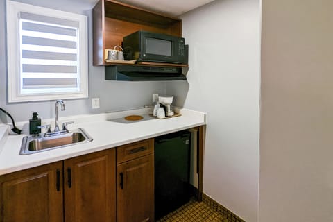 Premium Room, 1 King Bed, Kitchenette | Private kitchenette | Mini-fridge, microwave, coffee/tea maker