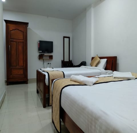 Family Room | Egyptian cotton sheets, premium bedding, desk, free WiFi