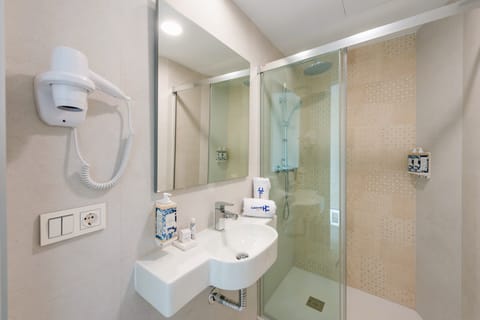 Deluxe Double Room | Bathroom | Rainfall showerhead, hair dryer, towels, soap