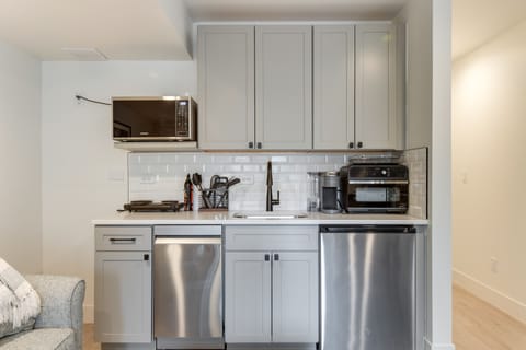 Apartment (1 Bedroom) | Private kitchen | Microwave, dishwasher, highchair, cookware/dishes/utensils