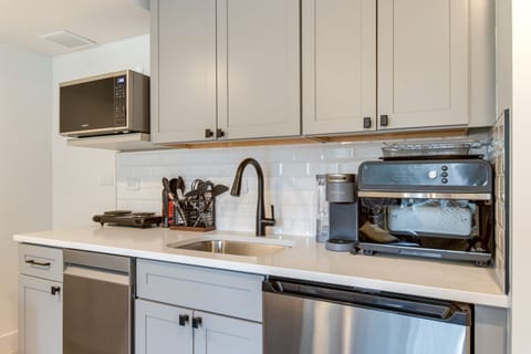 Apartment (1 Bedroom) | Private kitchen | Microwave, dishwasher, highchair, cookware/dishes/utensils