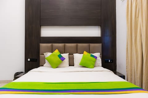 Standard Double Room, Non Smoking | In-room safe, desk, iron/ironing board, bed sheets