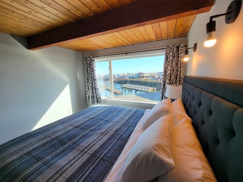 Marina Suite with Separate Bedroom | Free WiFi, bed sheets