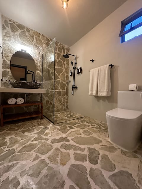 Comfort Double Room | Bathroom | Shower, rainfall showerhead, hair dryer, towels