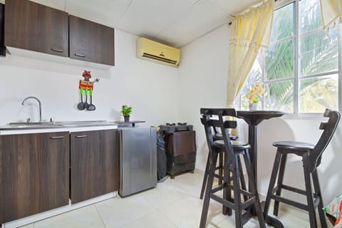 Quadruple Room | Private kitchen | Mini-fridge, stovetop, dishwasher, cookware/dishes/utensils