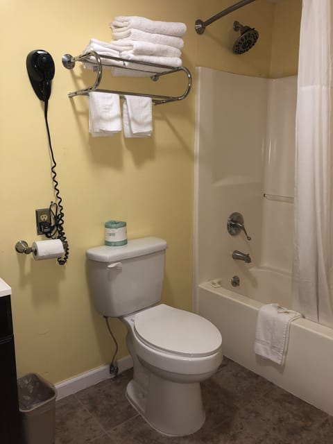 Comfort Triple Room, Multiple Beds, Non Smoking | Bathroom shower