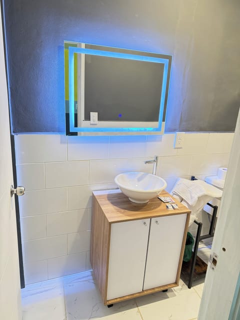 Business Double Room | Bathroom | Shower, rainfall showerhead, towels