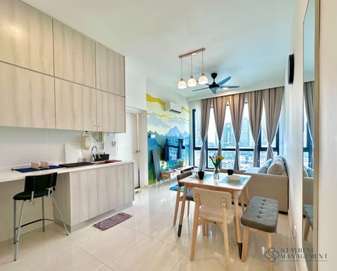 Comfort Apartment, 1 Queen Bed, City View | In-room dining