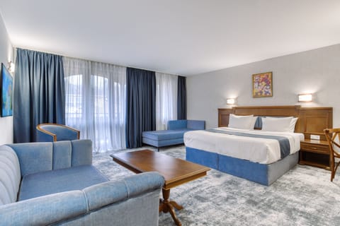 Deluxe Double Room | Minibar, in-room safe, desk, blackout drapes