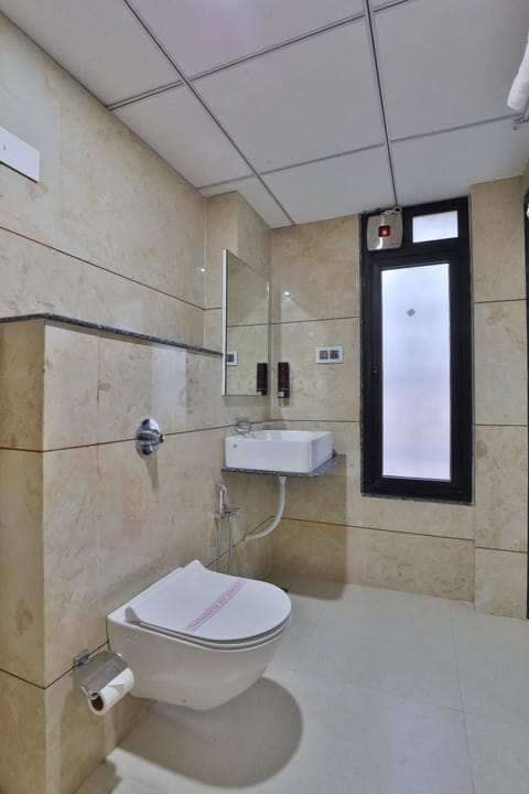 Shower, free toiletries, hair dryer, bidet