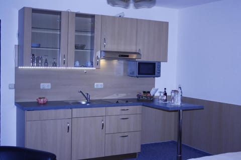 Apartment, Non Smoking, Kitchen | Private kitchen | Highchair