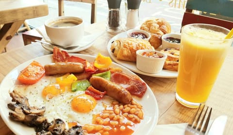 Daily full breakfast (GBP 14 per person)