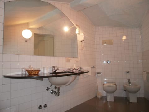Classic Suite, Balcony | Bathroom | Free toiletries, hair dryer, bidet, towels
