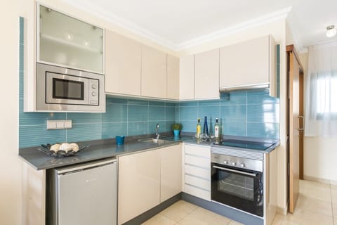 Apartment, 1 Bedroom | Private kitchen | Fridge, microwave, oven, stovetop