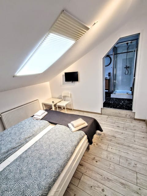 Economy Suite | In-room safe, soundproofing, free WiFi, bed sheets