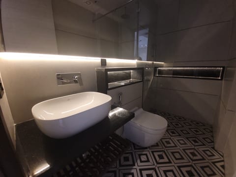 Deluxe Double Room | Bathroom | Shower, rainfall showerhead, free toiletries, hair dryer