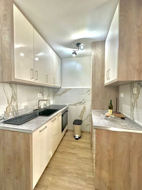 Comfort Apartment | Private kitchen | Fridge, oven, stovetop, cookware/dishes/utensils