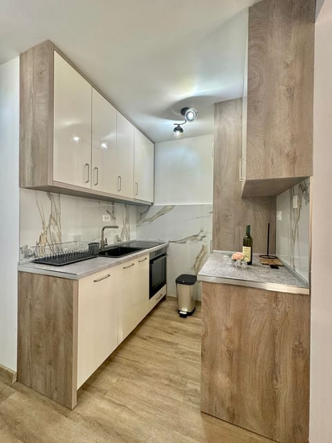 Comfort Apartment | Private kitchen | Fridge, oven, stovetop, cookware/dishes/utensils