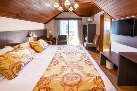 Deluxe Double or Twin Room | Minibar, soundproofing, free WiFi, bed sheets