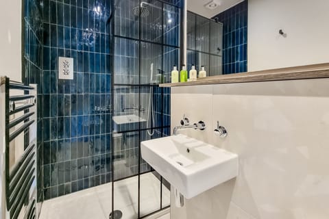 Suite | Bathroom | Hair dryer, towels, soap, shampoo