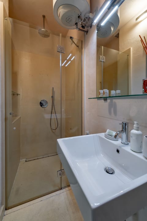 Double Room | Bathroom | Shower, rainfall showerhead, hair dryer, slippers