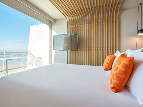 Executive Room, 1 Double Bed with Sofa bed, Balcony, Sea View | Free minibar items, in-room safe, desk, blackout drapes