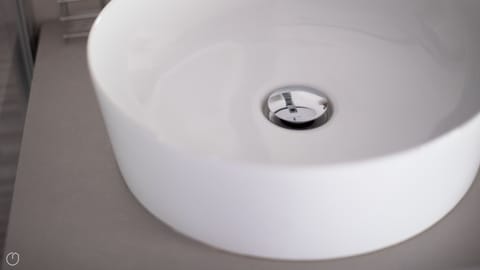 Apartment (2 Bedrooms) | Bathroom | Shower, hydromassage showerhead, towels