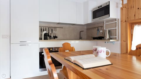 Apartment (2 Bedrooms) | Private kitchen | Microwave, oven, toaster, highchair