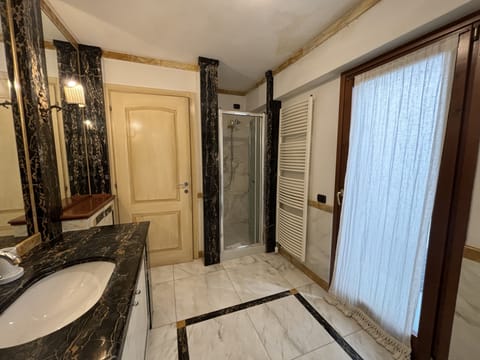 Classic Condo | Bathroom | Shower, hair dryer, bidet, towels