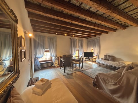 Classic Condo | Living area | Flat-screen TV