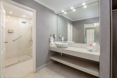 Family Suite, Garden View | Bathroom | Shower, free toiletries, hair dryer, bathrobes