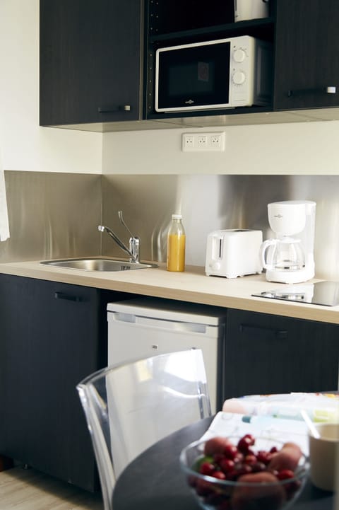 Premium Suite | Private kitchen | Mini-fridge, microwave, stovetop, toaster