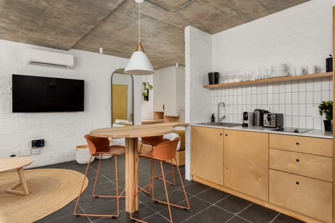 Grand Studio | Living area | 40-inch flat-screen TV with satellite channels, Netflix