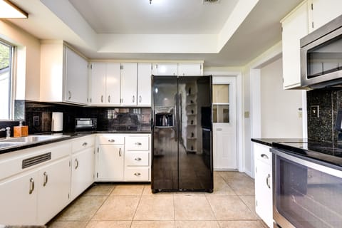 House (3 Bedrooms) | Private kitchen | Microwave, oven, stovetop, dishwasher