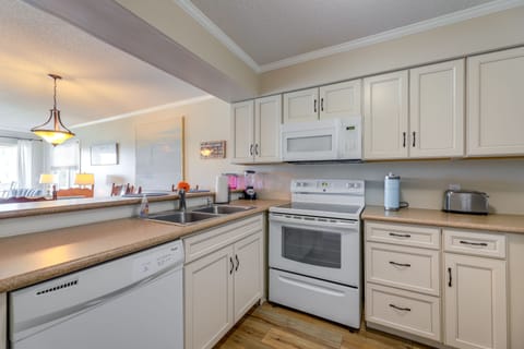 Apartment (2 Bedrooms) | Private kitchen | Microwave, oven, stovetop, cookware/dishes/utensils