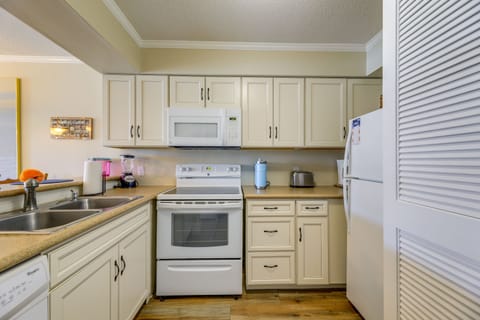 Apartment (2 Bedrooms) | Private kitchen | Microwave, oven, stovetop, cookware/dishes/utensils