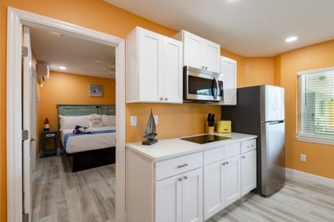 Classic Suite | Private kitchen | Mini-fridge, stovetop, cookware/dishes/utensils