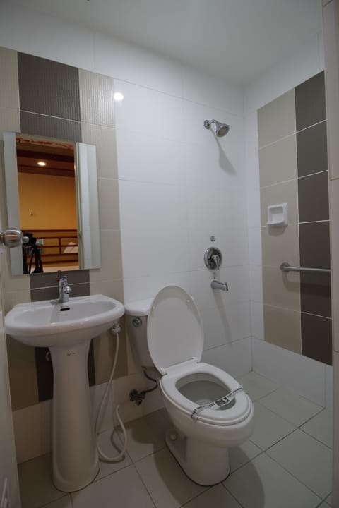 Executive Room | Bathroom | Shower, free toiletries, slippers, towels