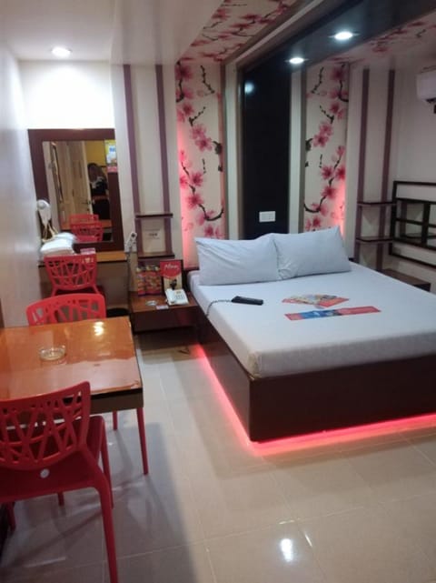 Executive Room, 1 Queen Bed | Free WiFi