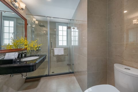 Executive Double Room | Bathroom | Shower, rainfall showerhead, designer toiletries, hair dryer