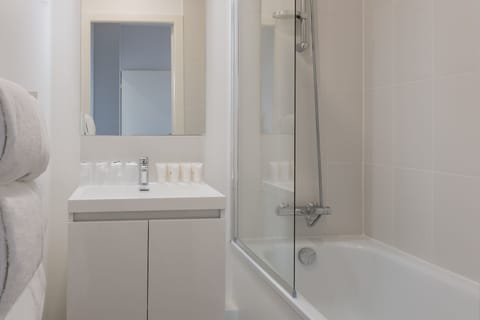 Suite (Privilege) | Bathroom | Shower, free toiletries, hair dryer, towels