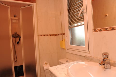 Double or Twin Room | Bathroom | Combined shower/tub, free toiletries, hair dryer