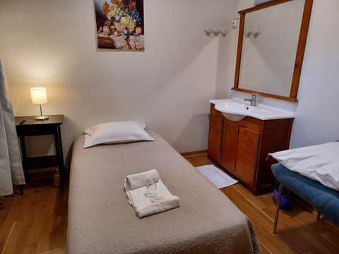 Single Room, Shared Bathroom (Avec lavabo) | Desk, free WiFi, bed sheets