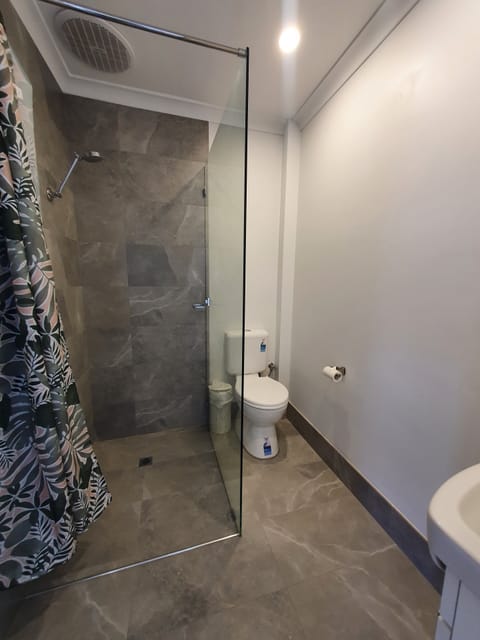 Premium Apartment | Bathroom | Free toiletries