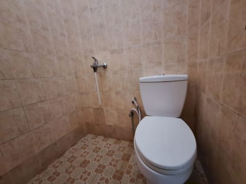 Standard Double Room | Bathroom | Shower, towels