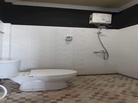 Deluxe Double Room | Bathroom | Shower, towels, toilet paper