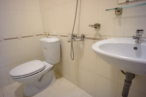 Deluxe Triple Room | Bathroom | Shower, towels, toilet paper