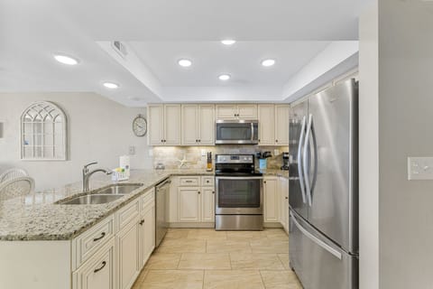 Townhome, Multiple Beds, Balcony, Ocean View | Private kitchen | Fridge, microwave, oven, stovetop