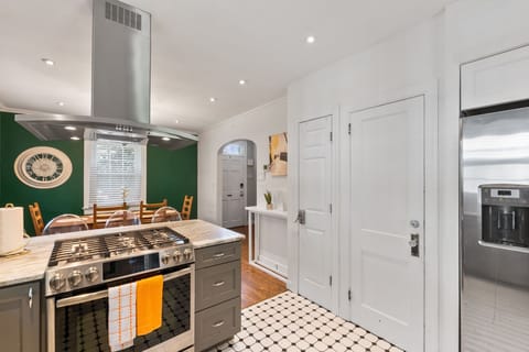 House | Private kitchen | Fridge, microwave, oven, stovetop