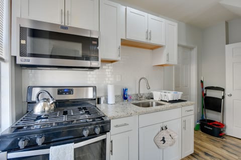 Apartment (2 Bedrooms) | Private kitchen | Microwave, highchair, cookware/dishes/utensils, paper towels